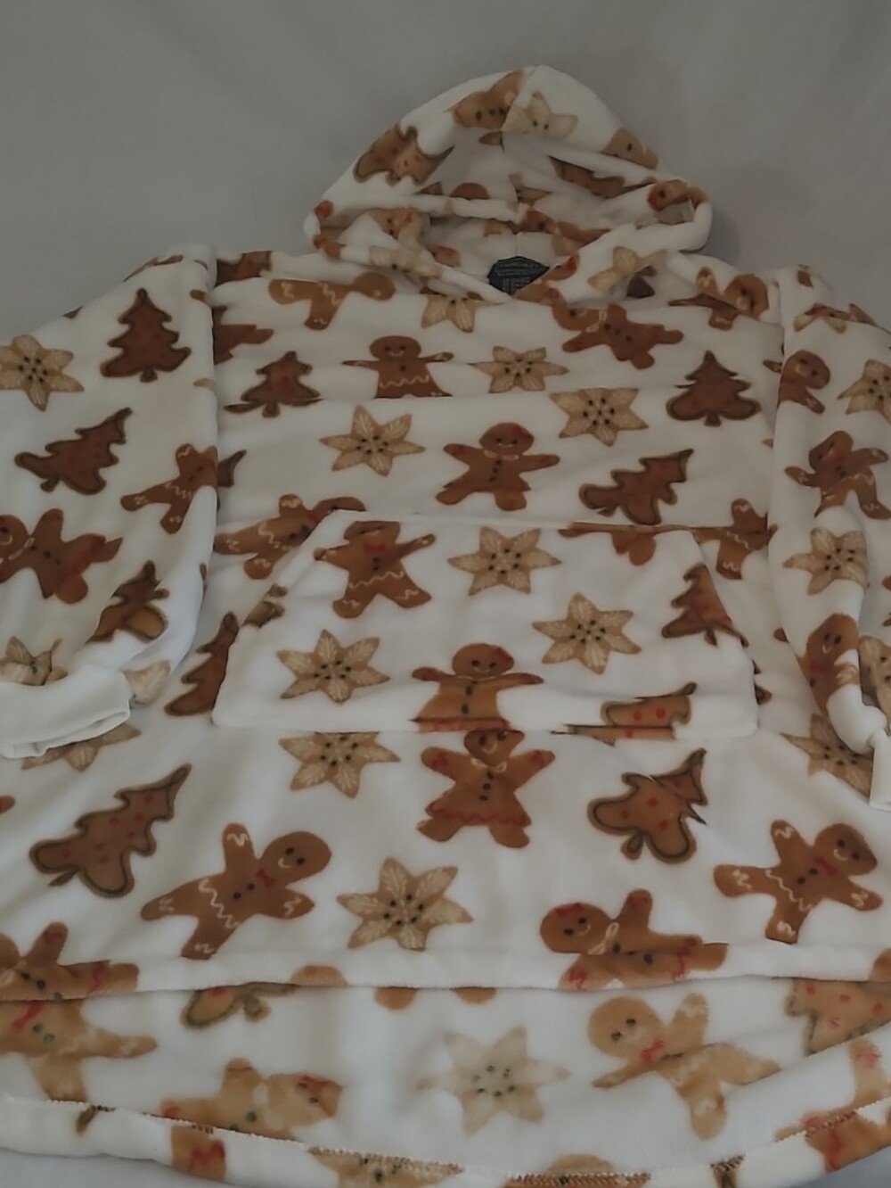 Women's OS Throwzy Plush Hooded Robe with Gingerbread Print